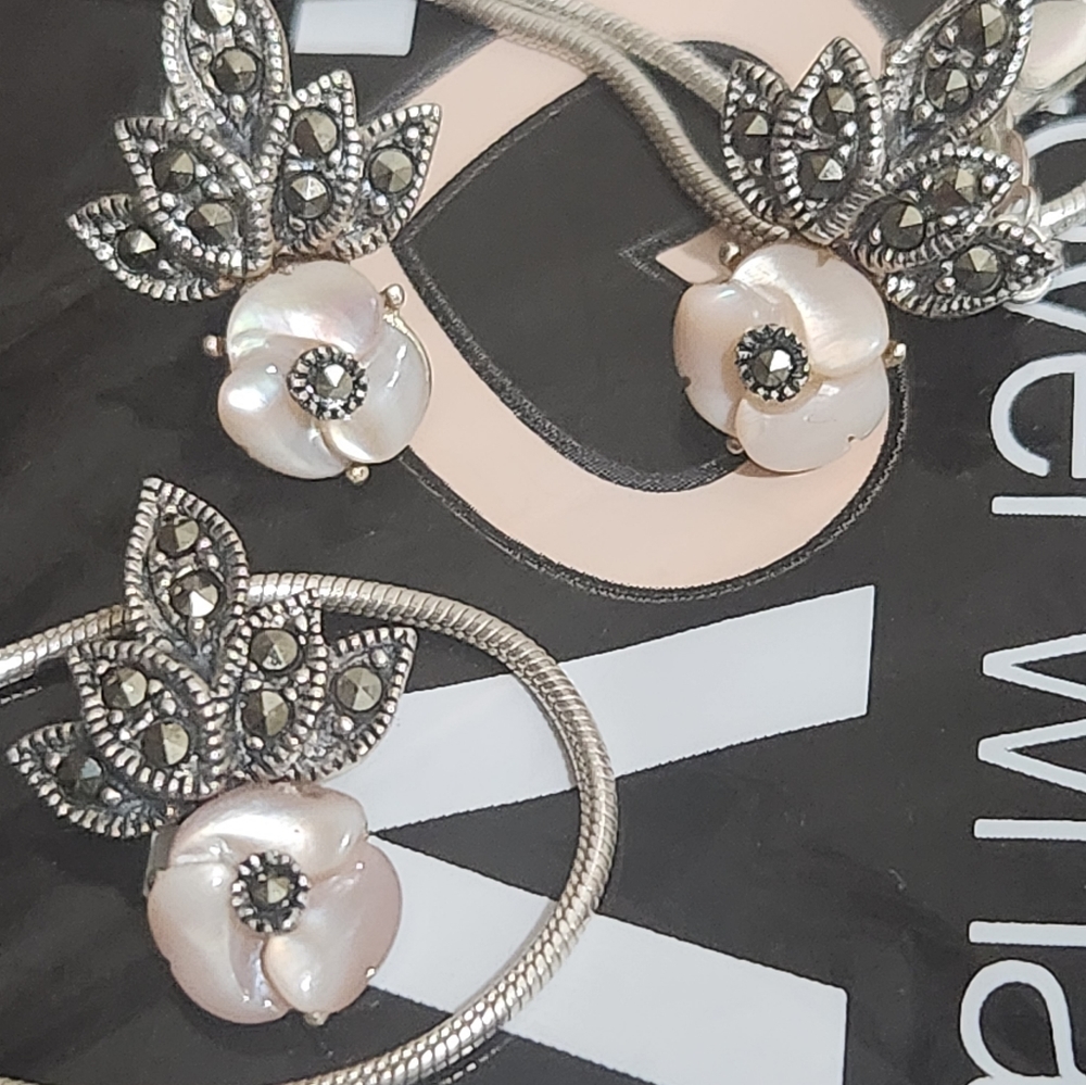 Beautiful looks like a wedding set necklace and earrings - Picture 4 of 5